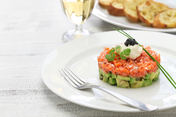 Salmon and avocado tartar with De Pró Cava